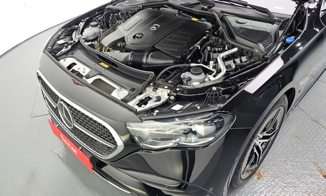 Mercedes-Benz E-Class E300 4MATIC AMG Line, 2025