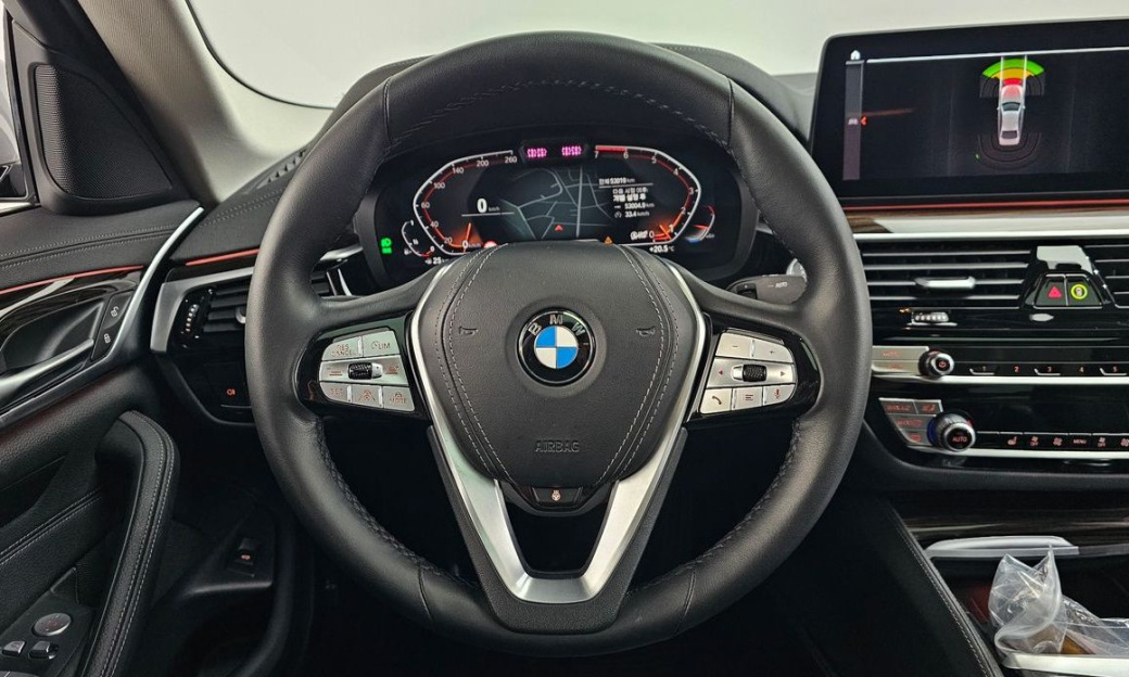 BMW 5-Series 520i Luxury, 2023