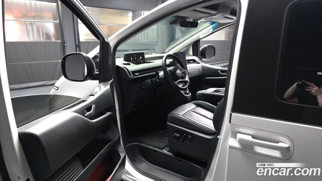 Hyundai Staria 4WD Tourer 9-Seater, 2025