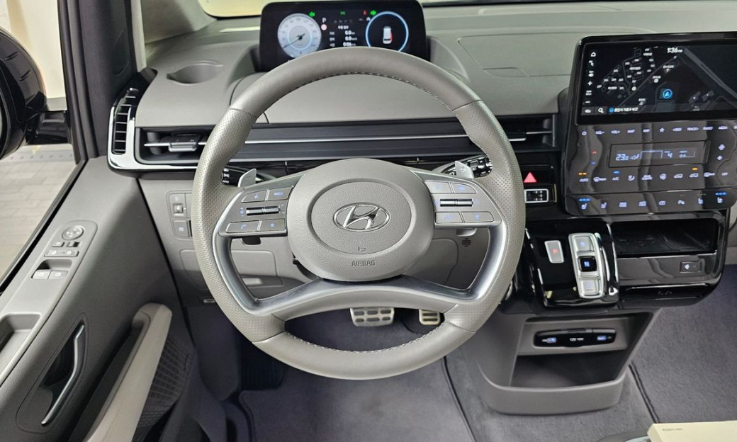 Hyundai Staria 4WD Lounge 7-Seater, 2022