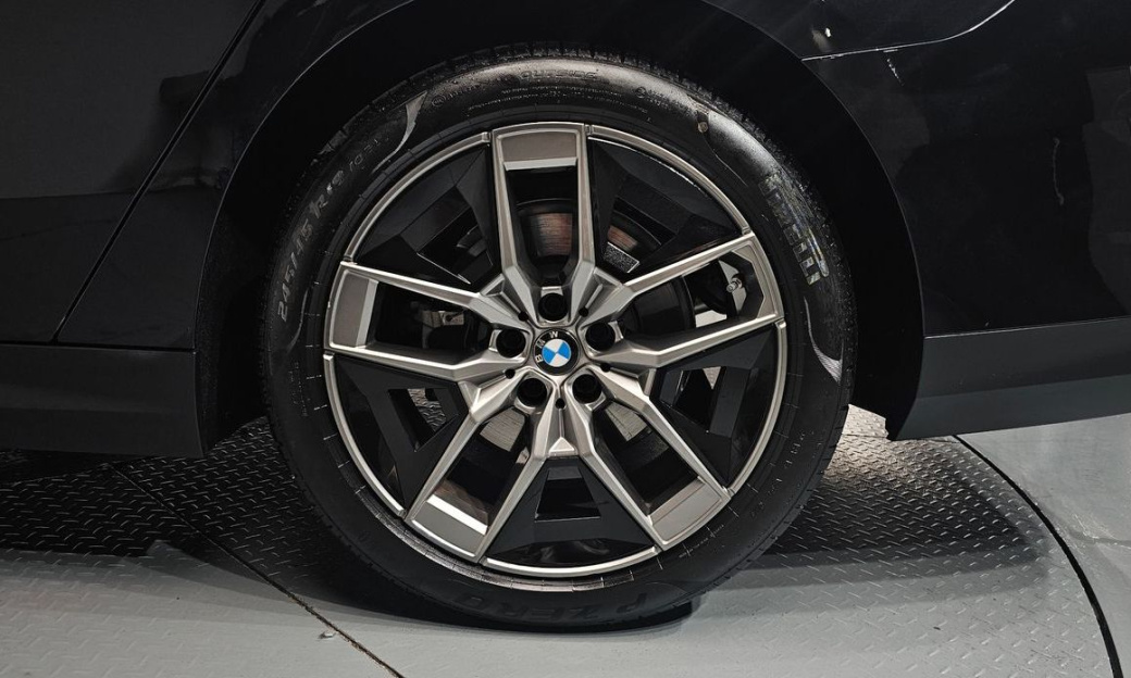 BMW 5-Series 520i, 2025