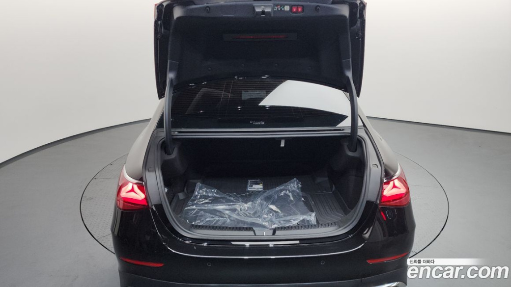 Mercedes-Benz E-Class E300 4MATIC AMG Line, 2024
