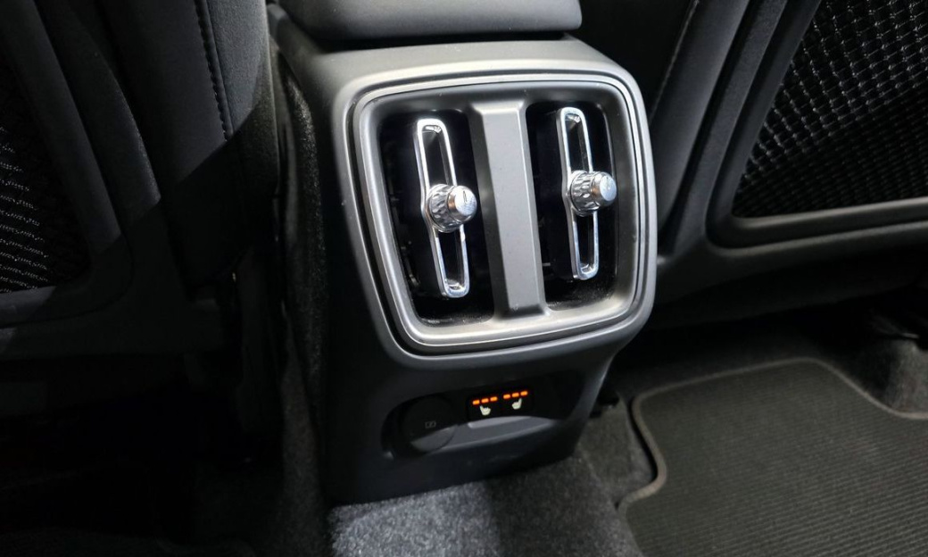 Volvo XC40 B4 Black Edition, 2025