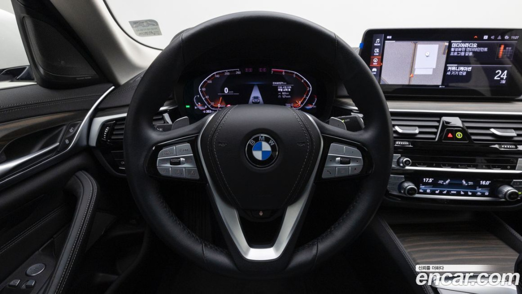 BMW 5-Series 530i Luxury, 2023