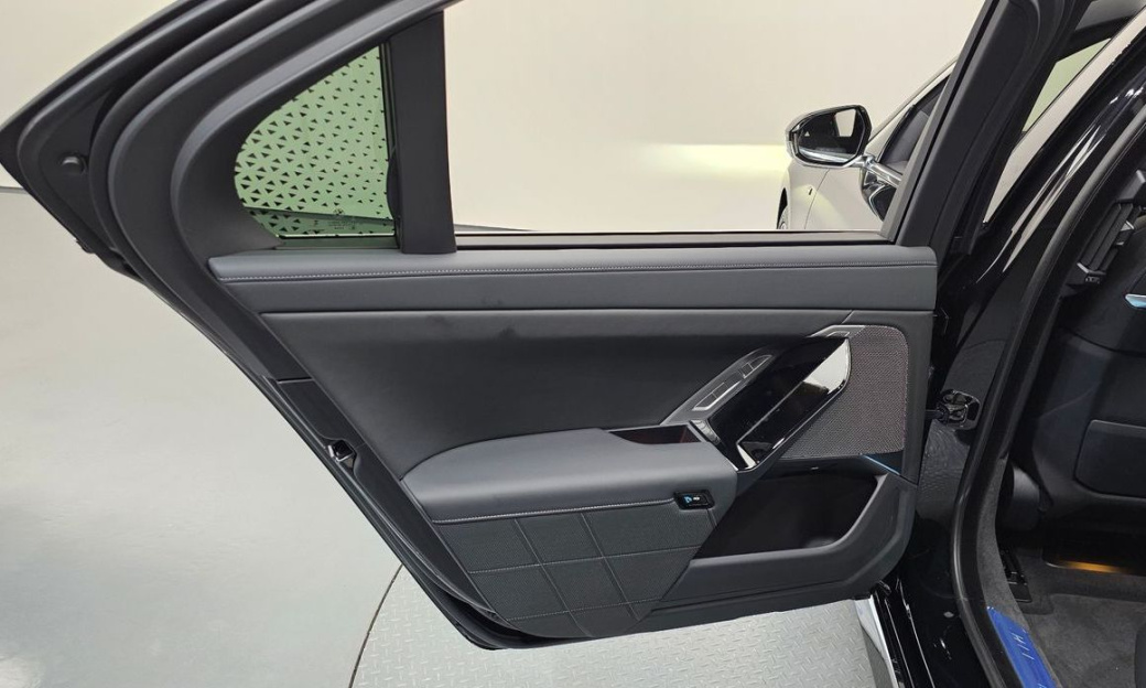 BMW 7-Series 740i xDrive M Sport, 2025