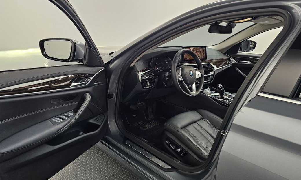 BMW 5-Series 520i Luxury, 2023