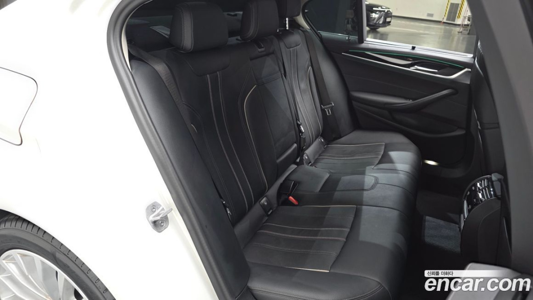 BMW 5-Series 520i Luxury, 2022