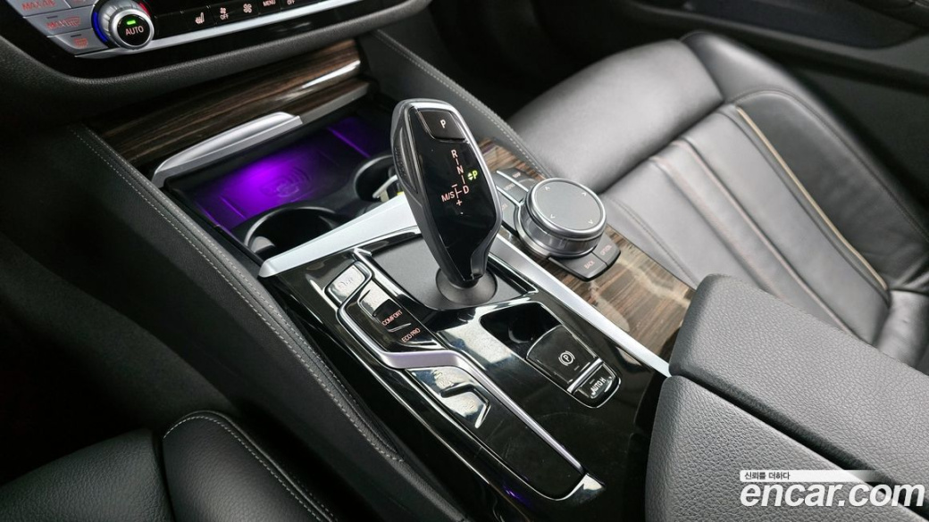 BMW 5-Series 520i Luxury, 2023