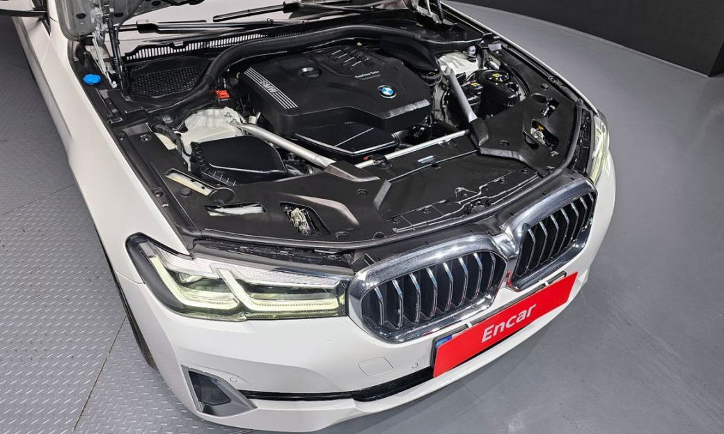 BMW 5-Series 520i Luxury, 2023