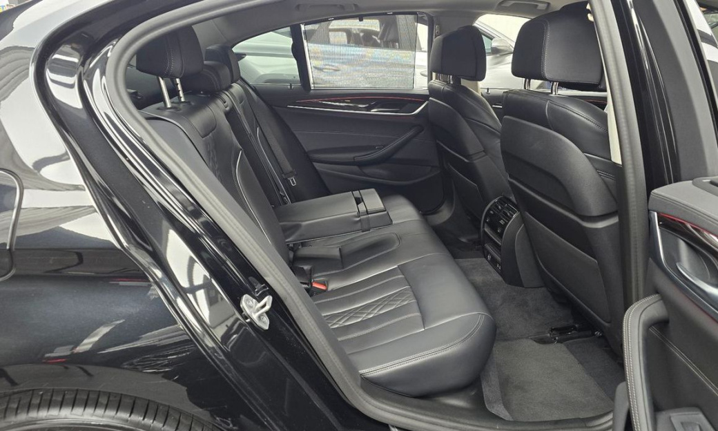 BMW 5-Series 523d xDrive Luxury, 2023