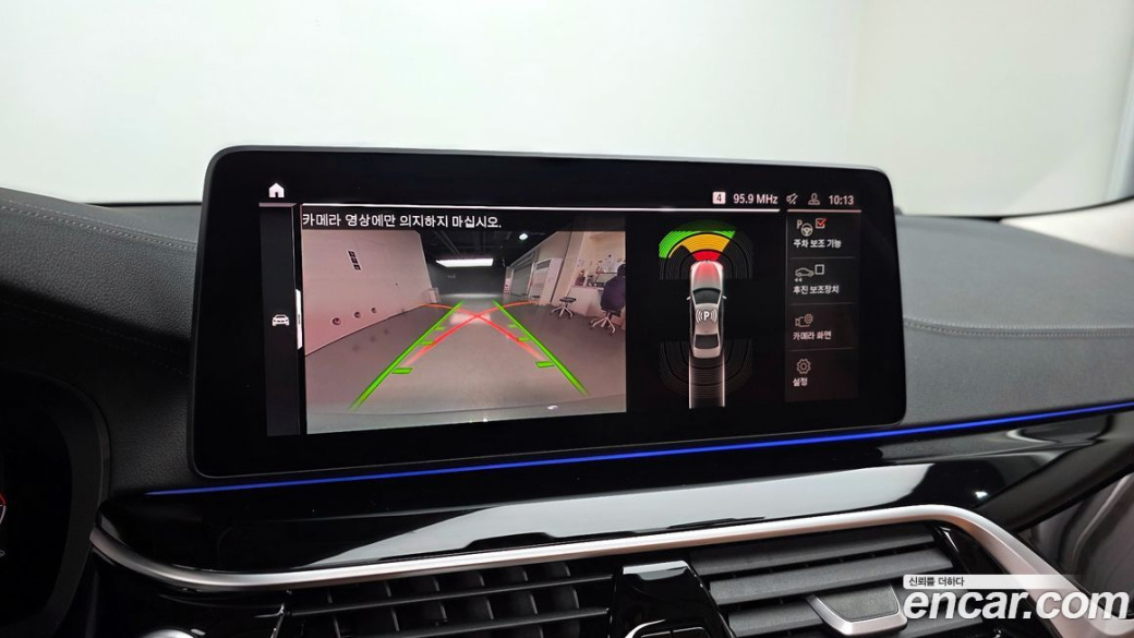 BMW 5-Series 520i Luxury, 2022