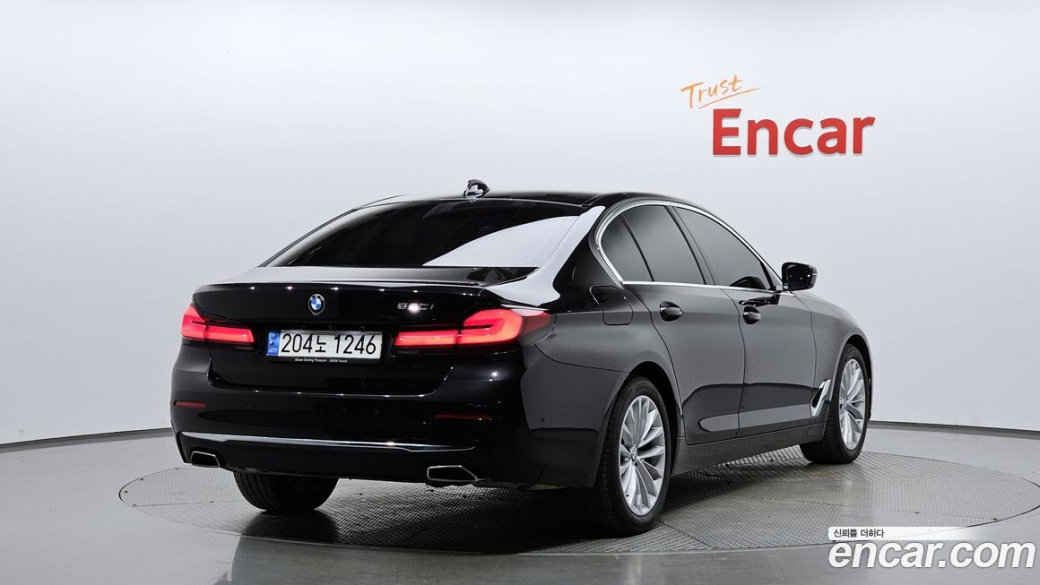BMW 5-Series 520i Luxury, 2022