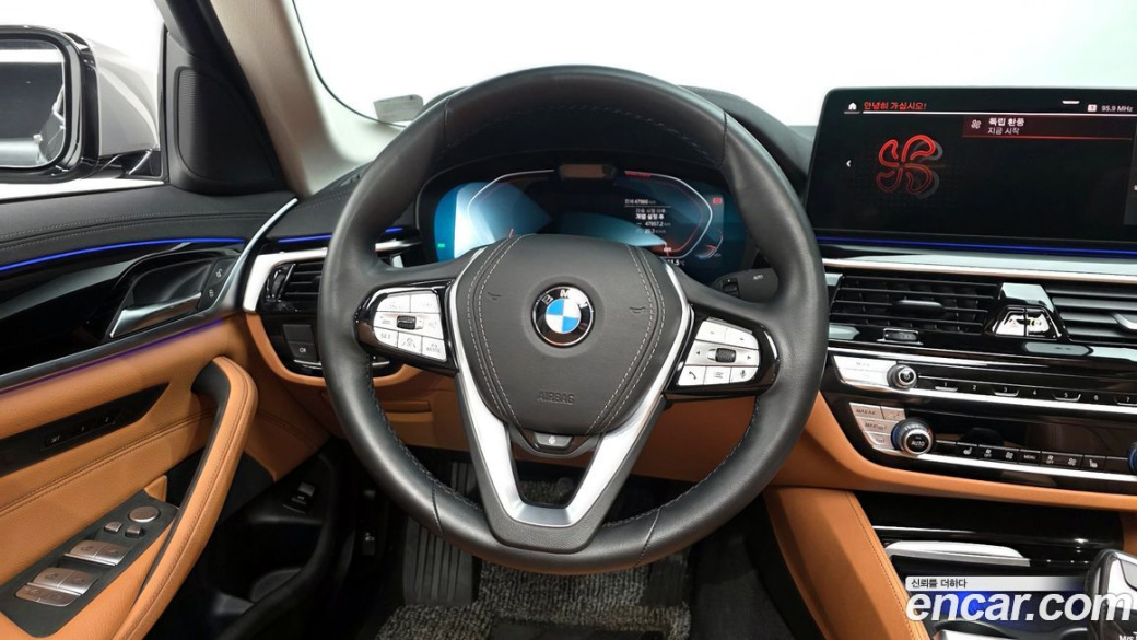 BMW 5-Series 520i Luxury, 2022