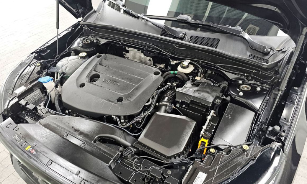 Volvo XC40 B4 Black Edition, 2025