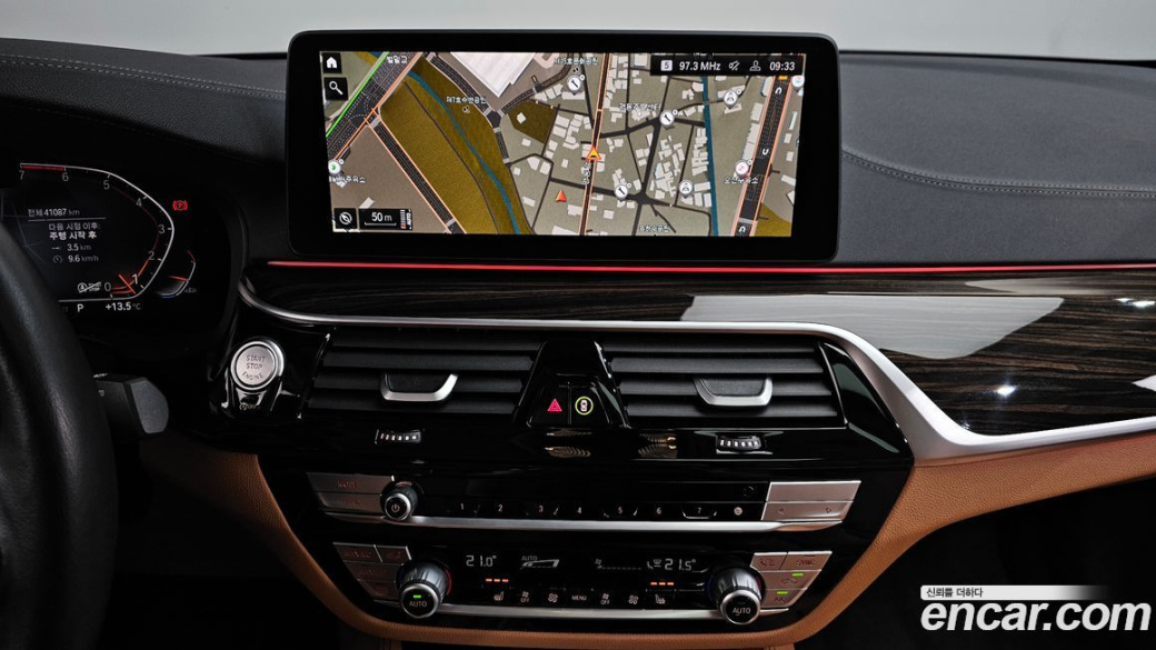BMW 5-Series 520i Luxury, 2023