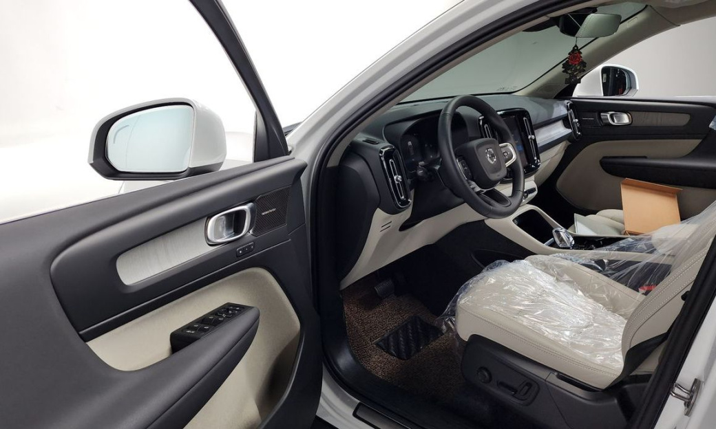 Volvo XC40 B4 Ultra Bright, 2025