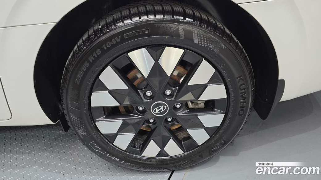 Hyundai Staria 4WD Lounge 9-Seater, 2025