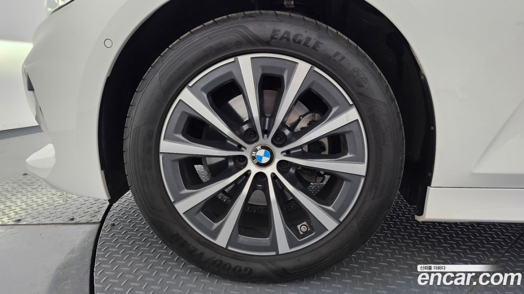BMW 3-Series 320i Touring, 2024