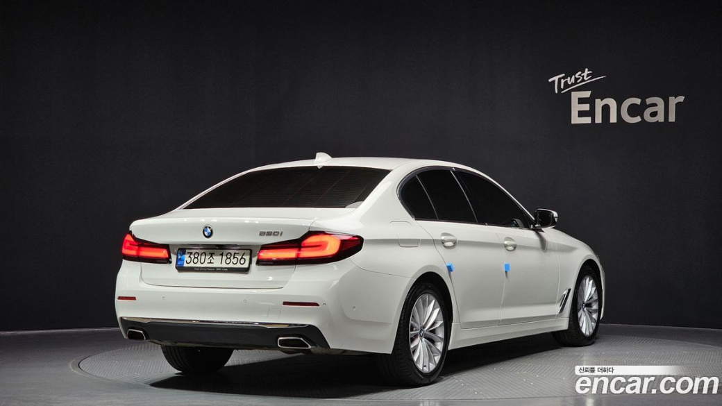 BMW 5-Series 520i Luxury, 2022