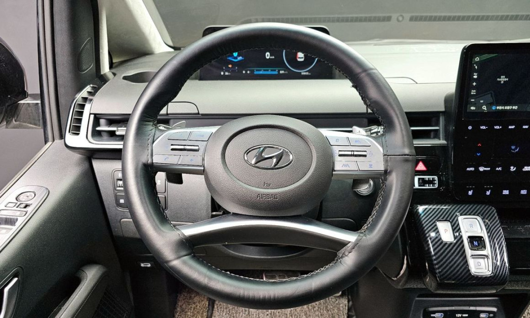 Hyundai Staria 4WD Lounge 9-Seater, 2024