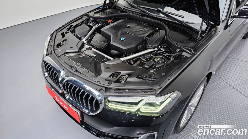 BMW 5-Series 520i Luxury, 2023