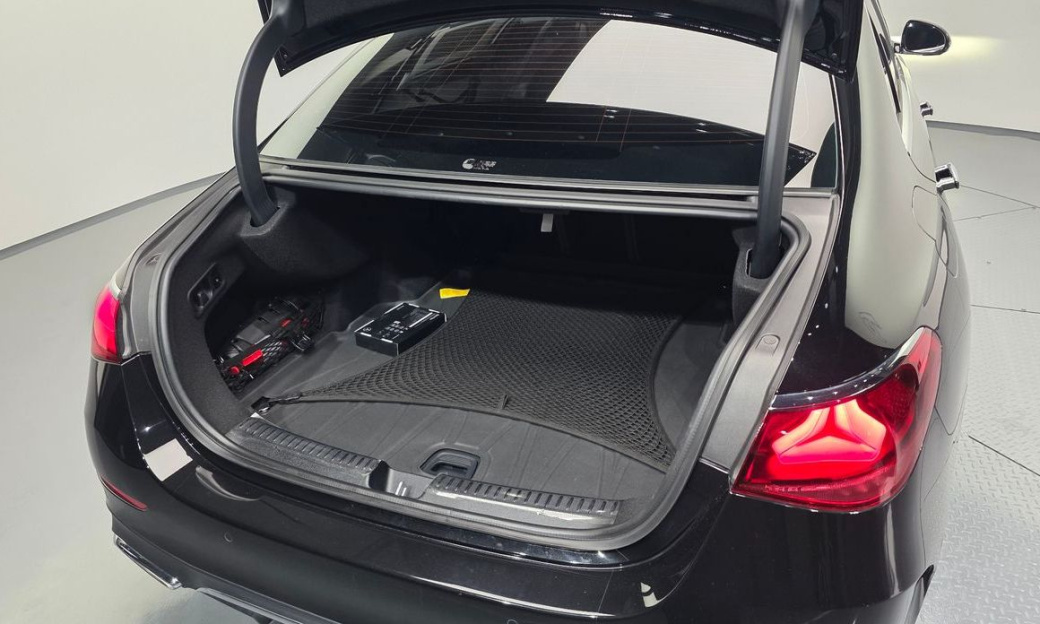 Mercedes-Benz E-Class E300 4MATIC AMG Line, 2025
