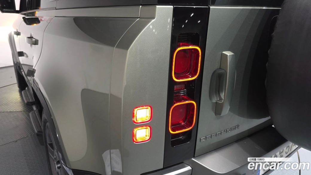 Land Rover Defender 110 P300 X-Dynamic SE, 2023