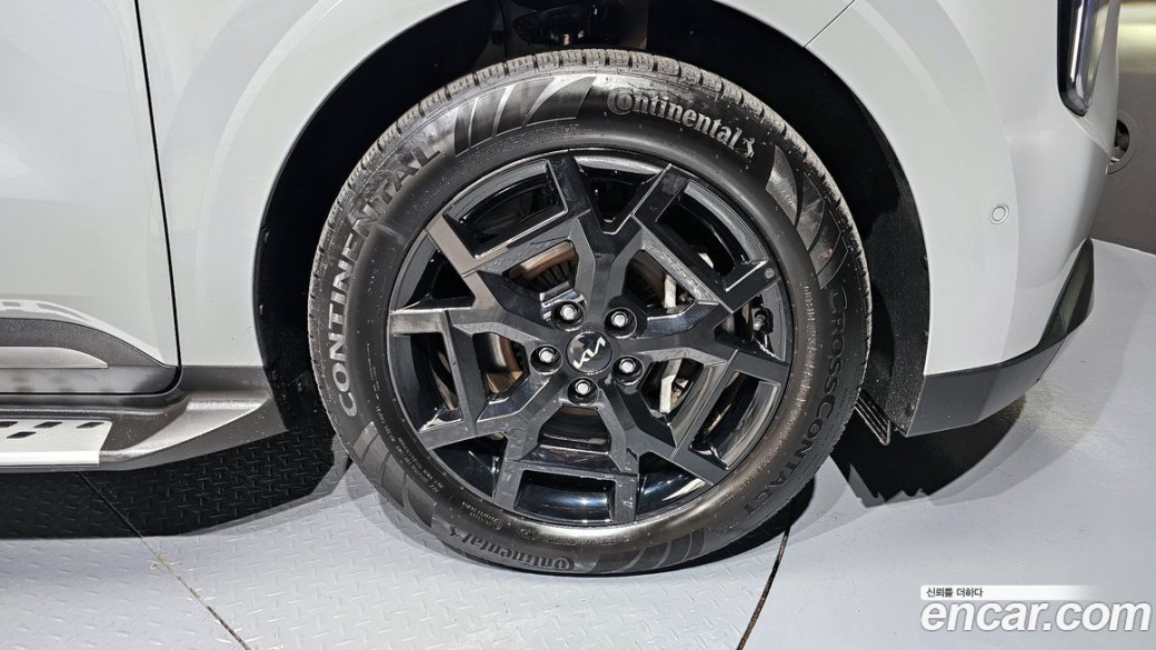 Kia Carnival 9-Seater Gravity, 2024