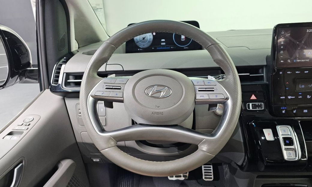 Hyundai Staria Lounge 9-Seater, 2022