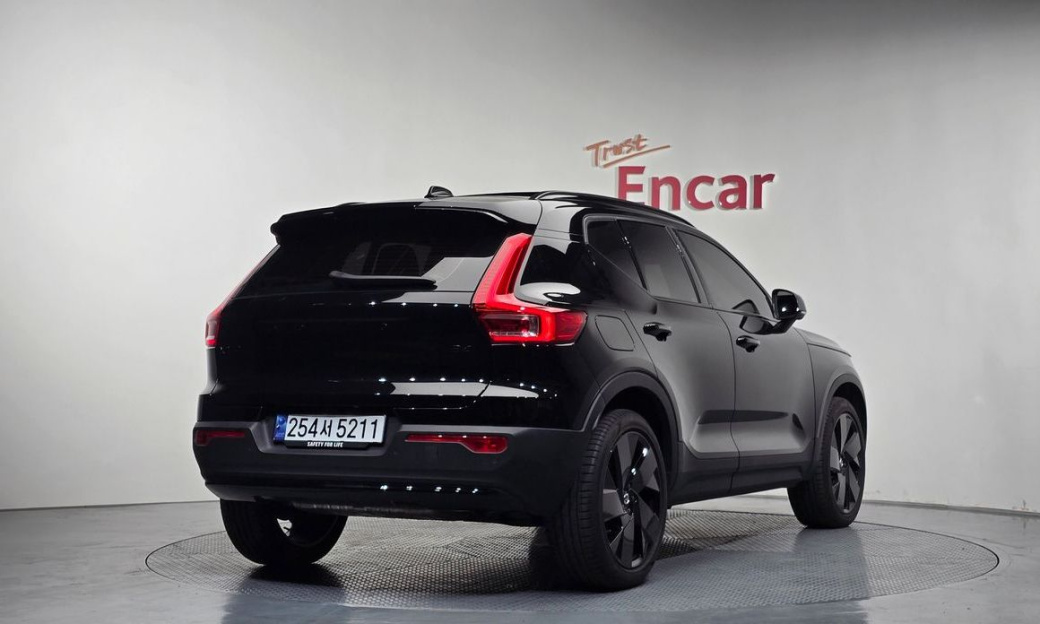 Volvo XC40 B4 Black Edition, 2025
