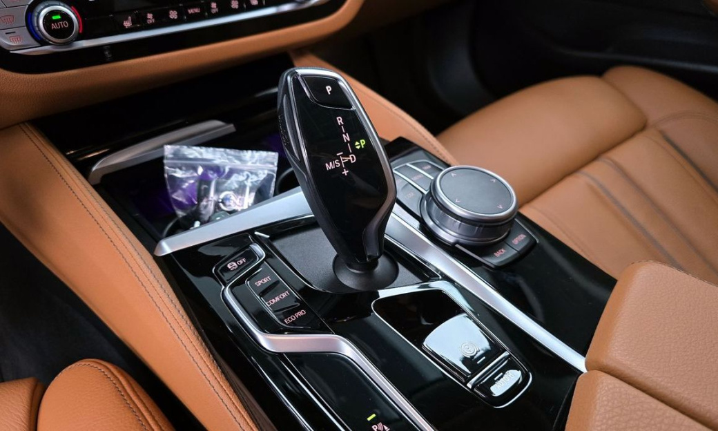 BMW 5-Series 520i Luxury, 2022