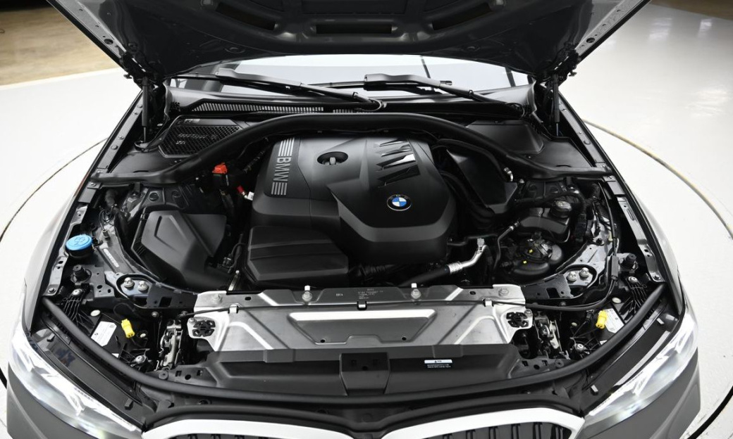 BMW 3-Series 320i, 2025