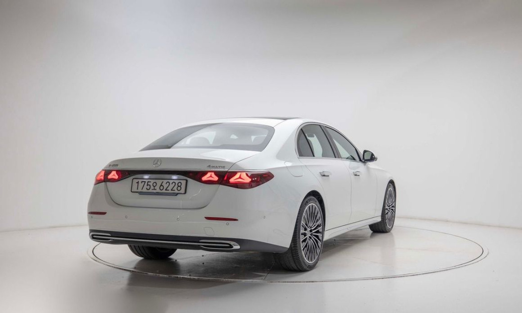 Mercedes-Benz E-Class E300 4MATIC Exclusive, 2025