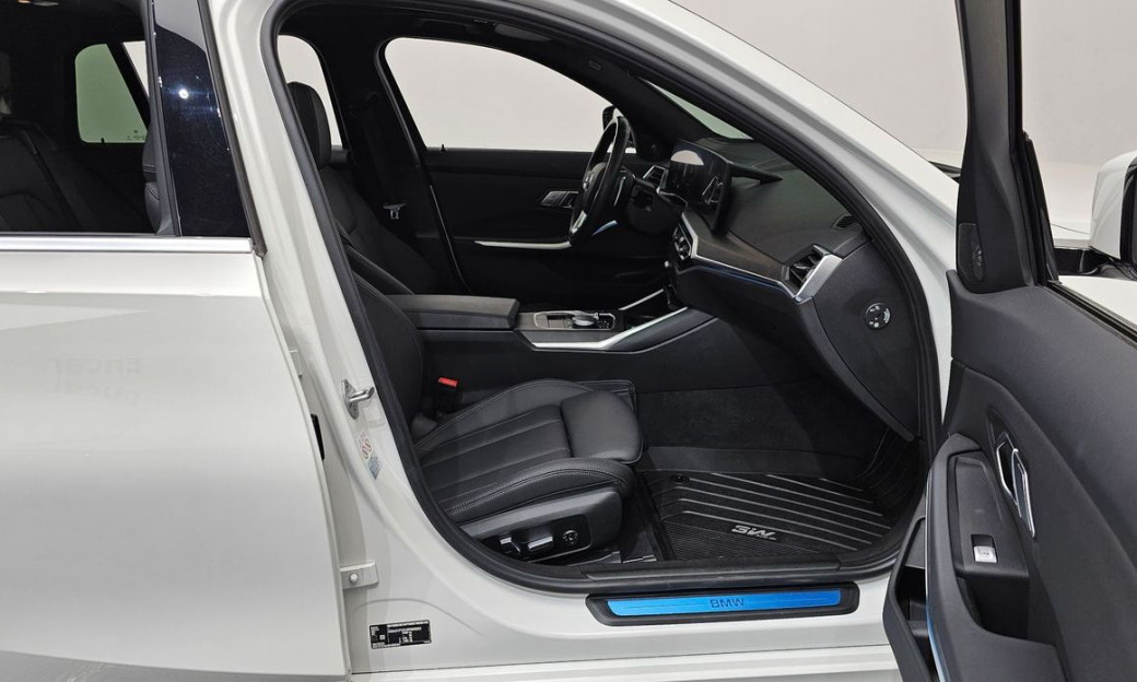 BMW 3-Series 320i Touring, 2024