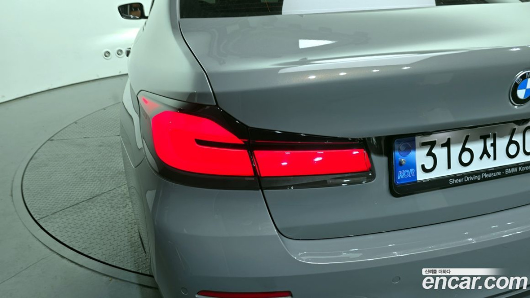 BMW 5-Series 520i Luxury, 2022