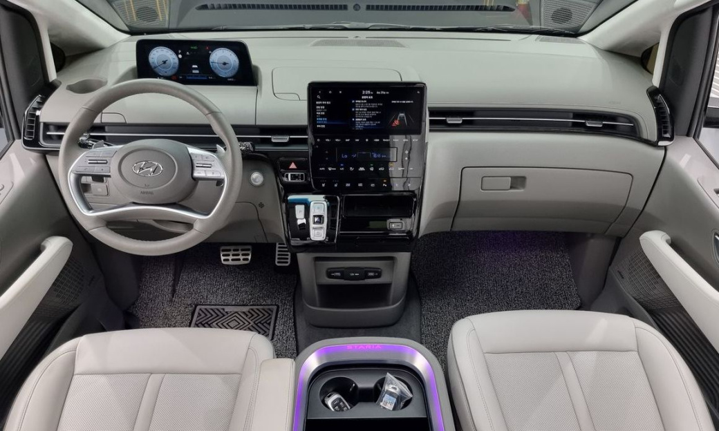 Hyundai Staria 4WD Lounge 7-Seater, 2024