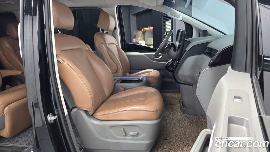 Hyundai Staria 4WD Lounge 7-Seater, 2022