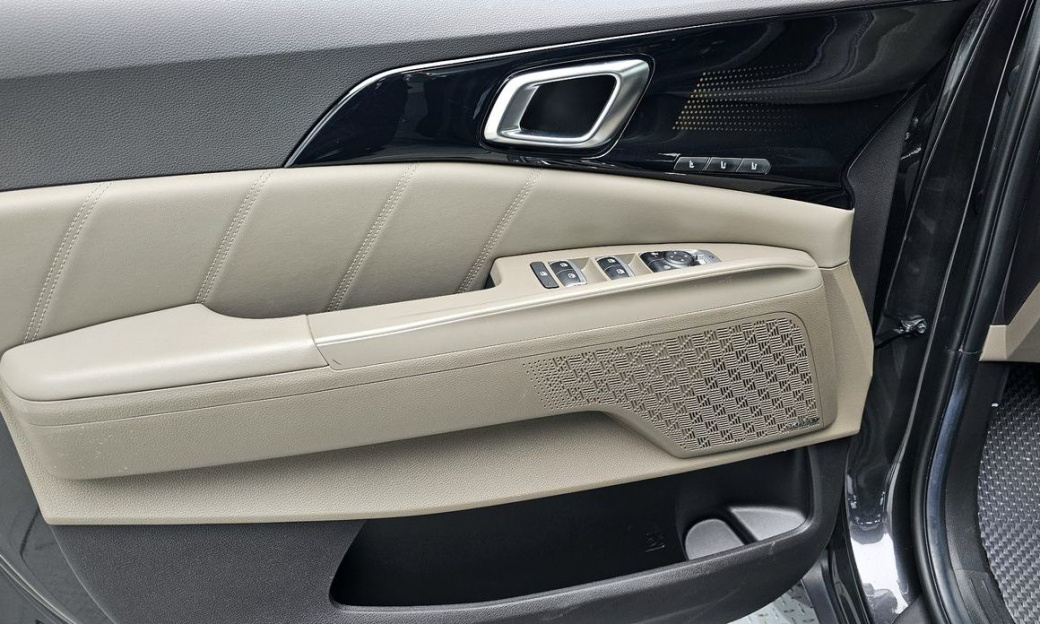 Kia Carnival 9-Seater Gravity, 2025