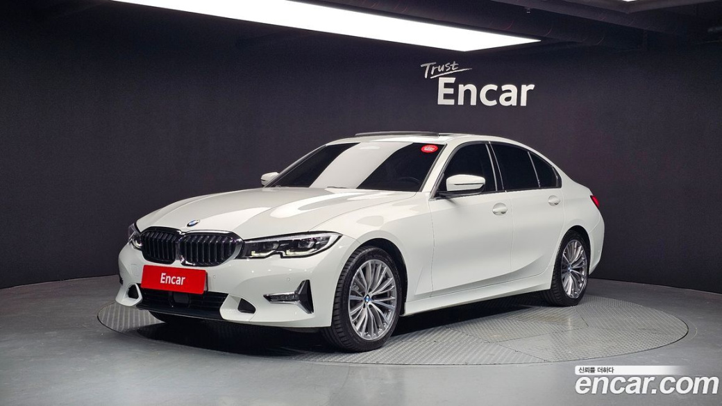 BMW 3-Series 320i Luxury, 2022