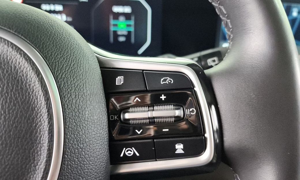 Kia Carnival 9-Seater Signature, 2025