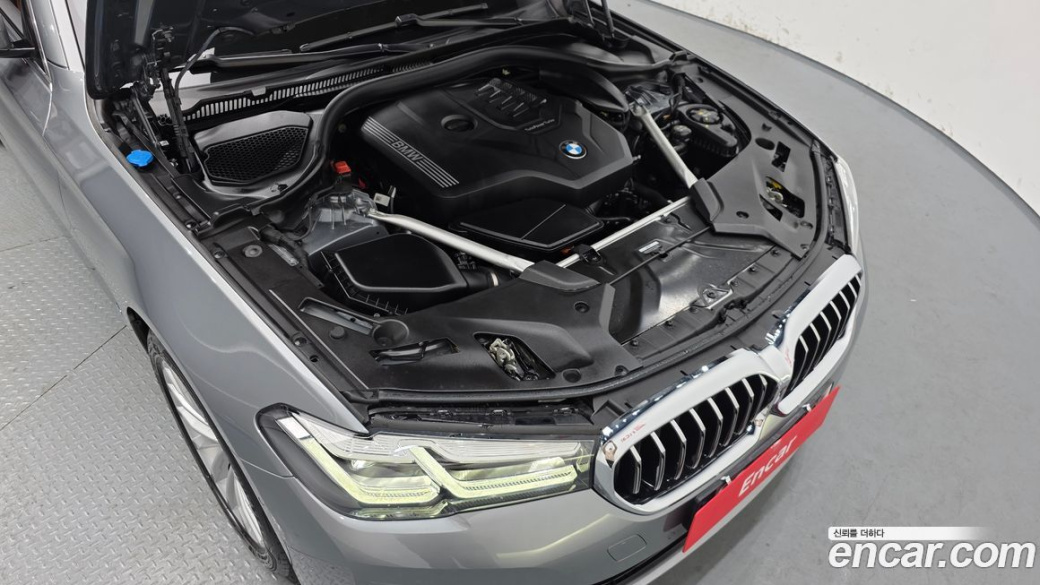 BMW 5-Series 520i Luxury, 2023