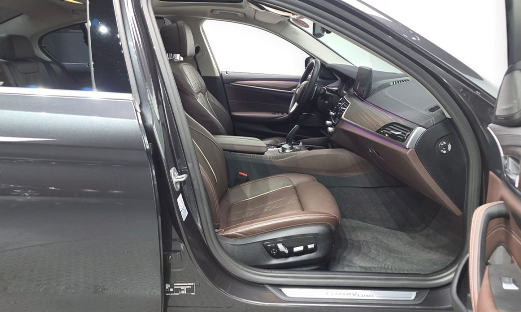 BMW 5-Series 530i xDrive Luxury, 2022