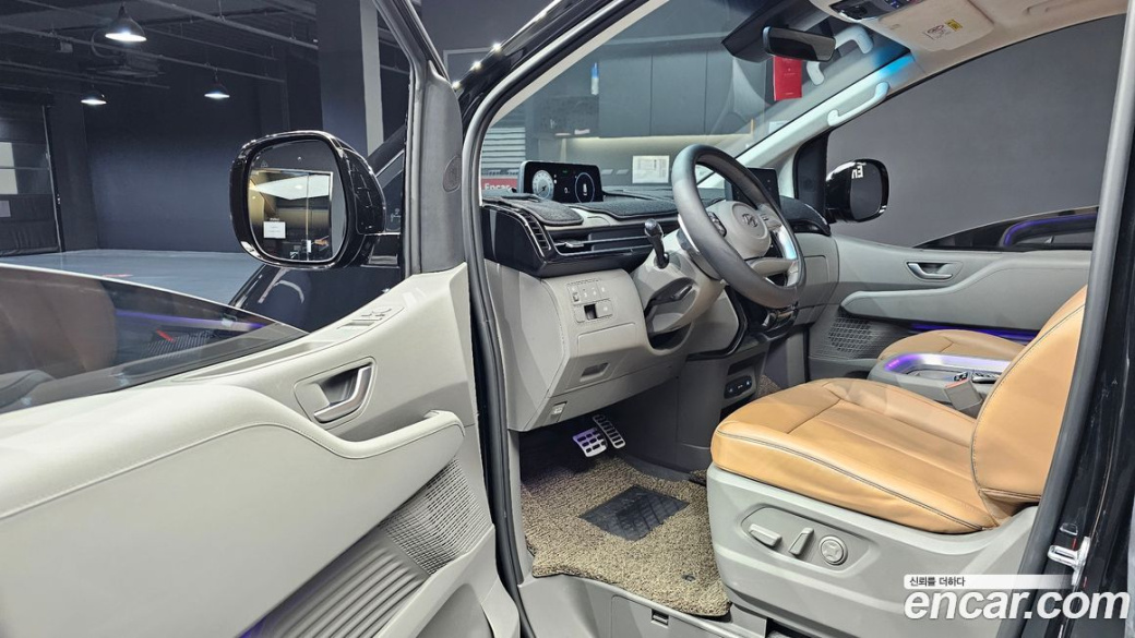 Hyundai Staria Lounge 9-Seater, 2023
