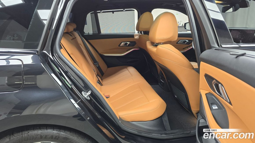 BMW 3-Series 320i Touring M Sports, 2023