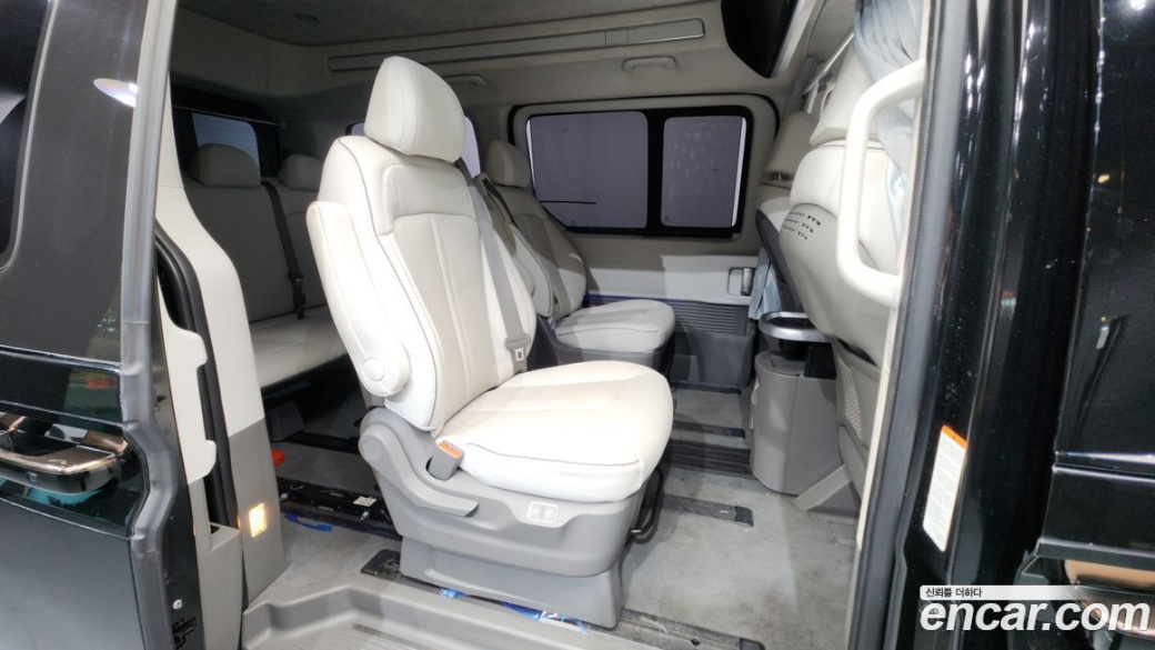 Hyundai Staria Lounge 9-Seater, 2022