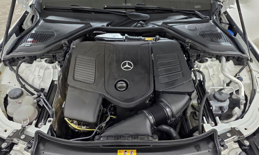 Mercedes-Benz E-Class E300 4MATIC AMG Line, 2025