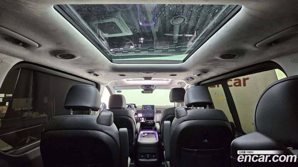 Hyundai Staria 4WD Lounge 9-Seater, 2023