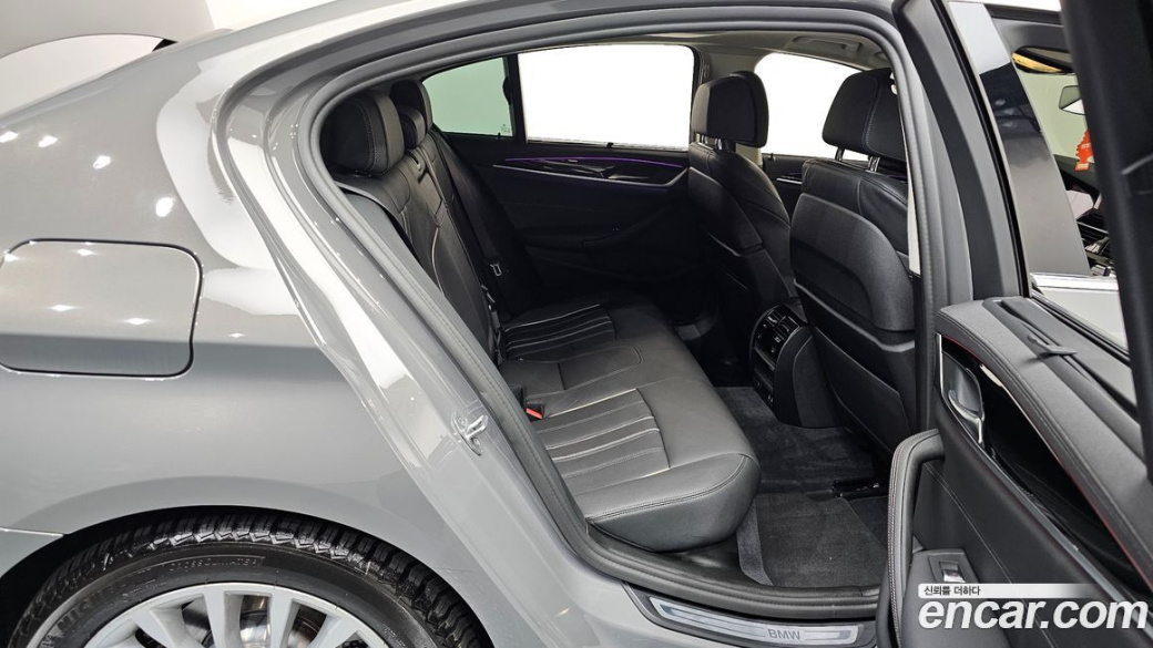 BMW 5-Series 520i Luxury, 2022