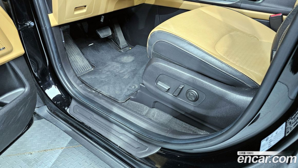 Kia Carnival 7-Seater Outdoor, 2023