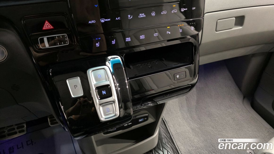 Hyundai Staria 4WD Lounge 9-Seater, 2023